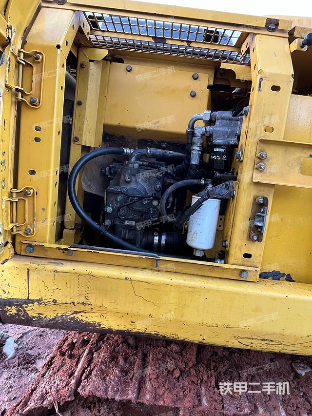 液压泵舱室正面整体（整机外观）