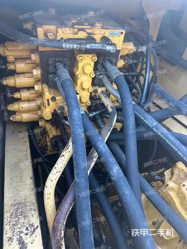 回转马达和主控阀（整机外观）