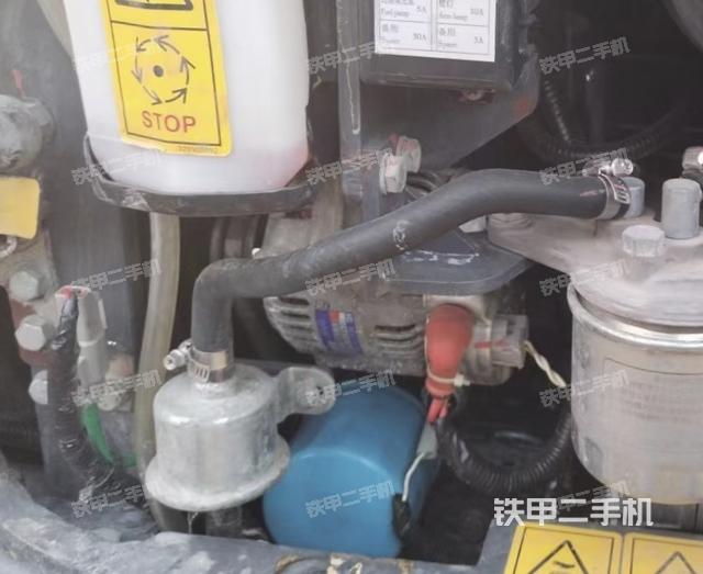 液压泵舱室正面整体（整机外观）