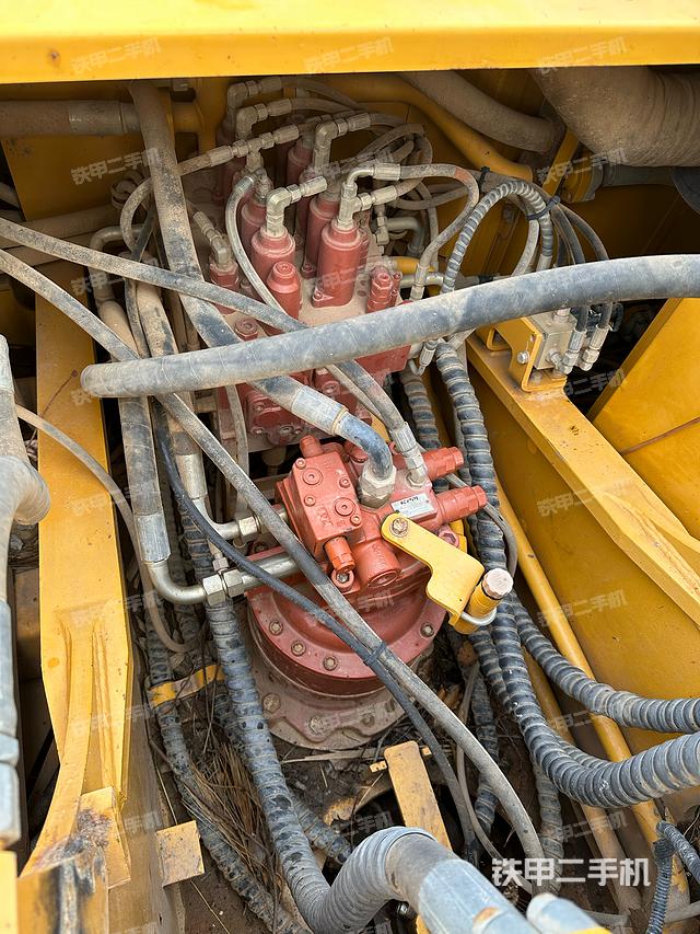 回转马达和主控阀（整机外观）