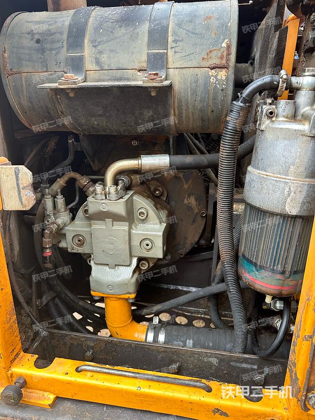 液压泵舱室正面整体（整机外观）