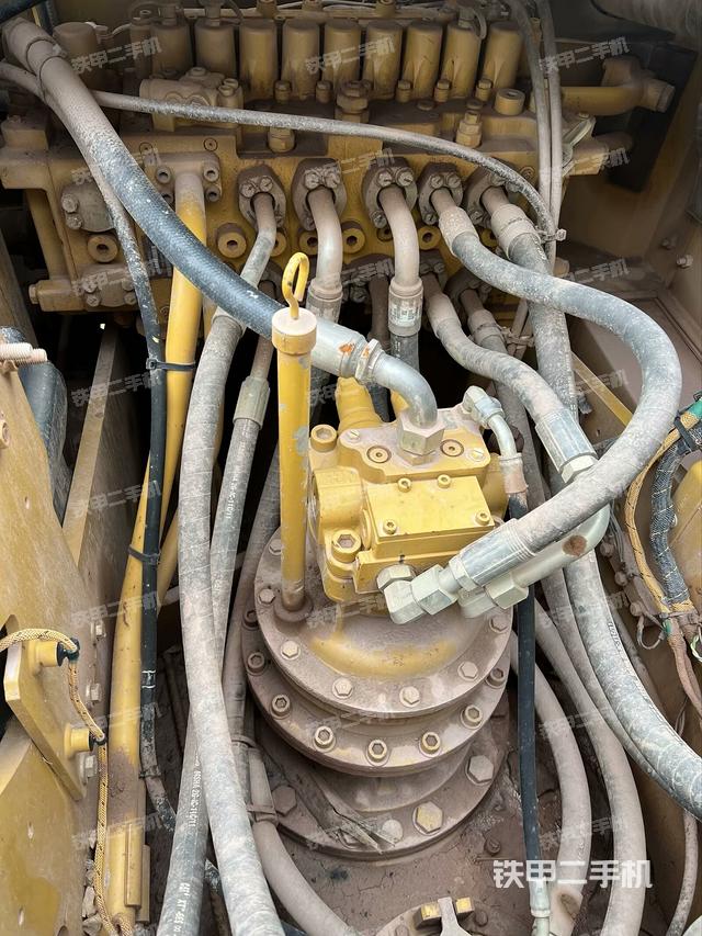 回转马达和主控阀（整机外观）