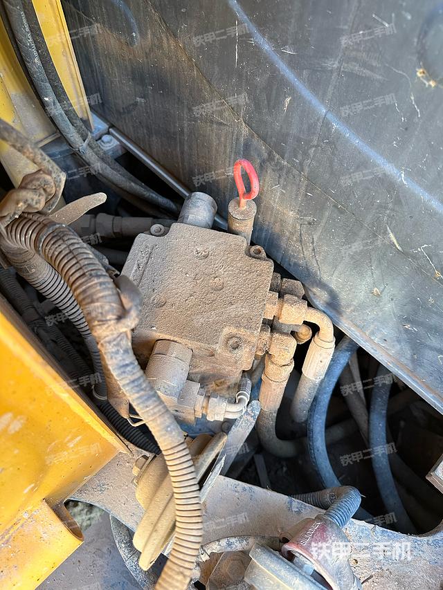 回转马达和主控阀（整机外观）