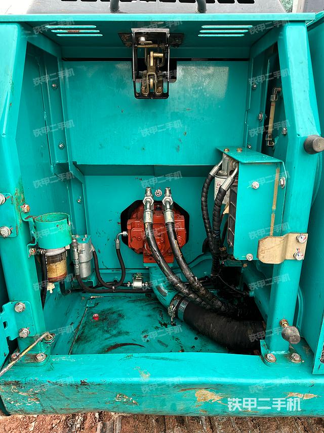 液压泵舱室正面整体（整机外观）