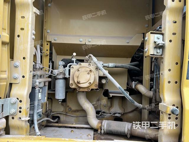 液压泵舱室正面整体（整机外观）