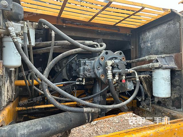 液压泵舱室正面整体（整机外观）