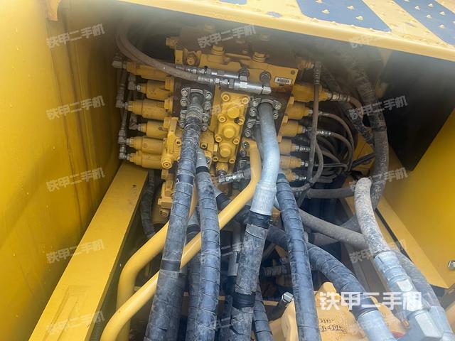 回转马达和主控阀（整机外观）