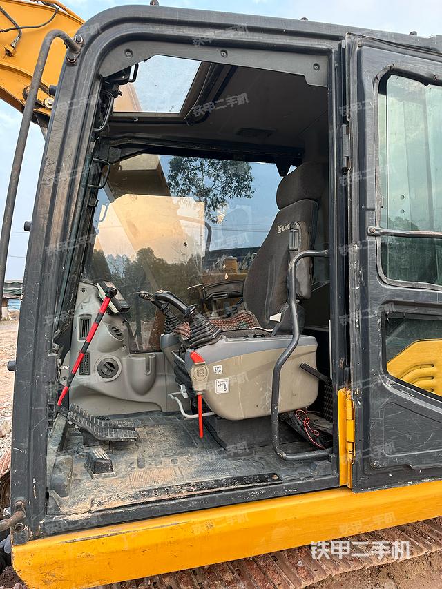 驾驶室整体（整机外观）