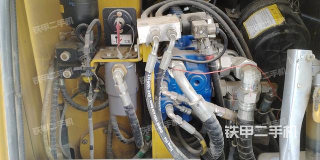 回转马达和主控阀（整机外观）