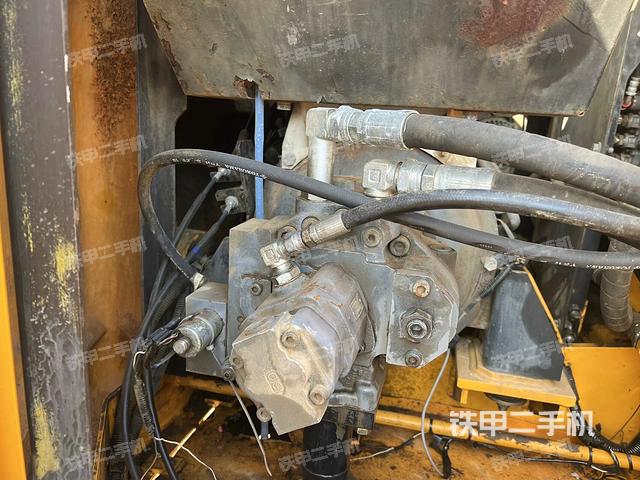 液压泵舱室正面整体（整机外观）