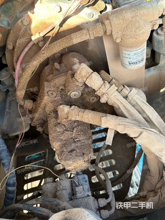 液压泵舱室正面整体（整机外观）