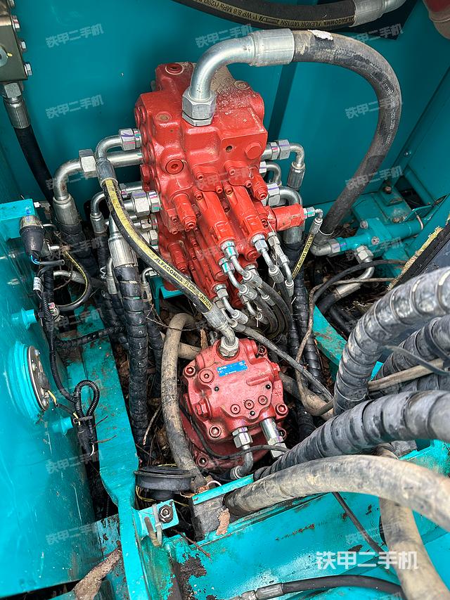 回转马达和主控阀（整机外观）