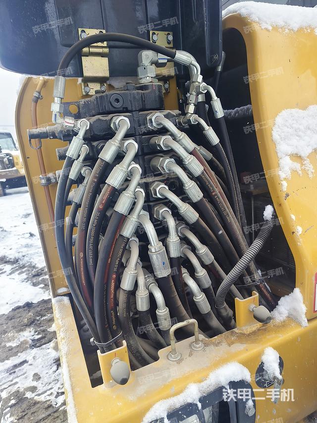 回转马达和主控阀（整机外观）