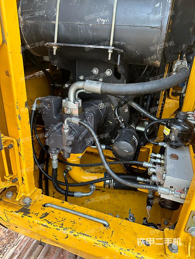 液压泵舱室正面整体（整机外观）