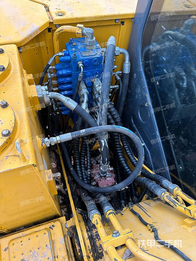 回转马达和主控阀（整机外观）