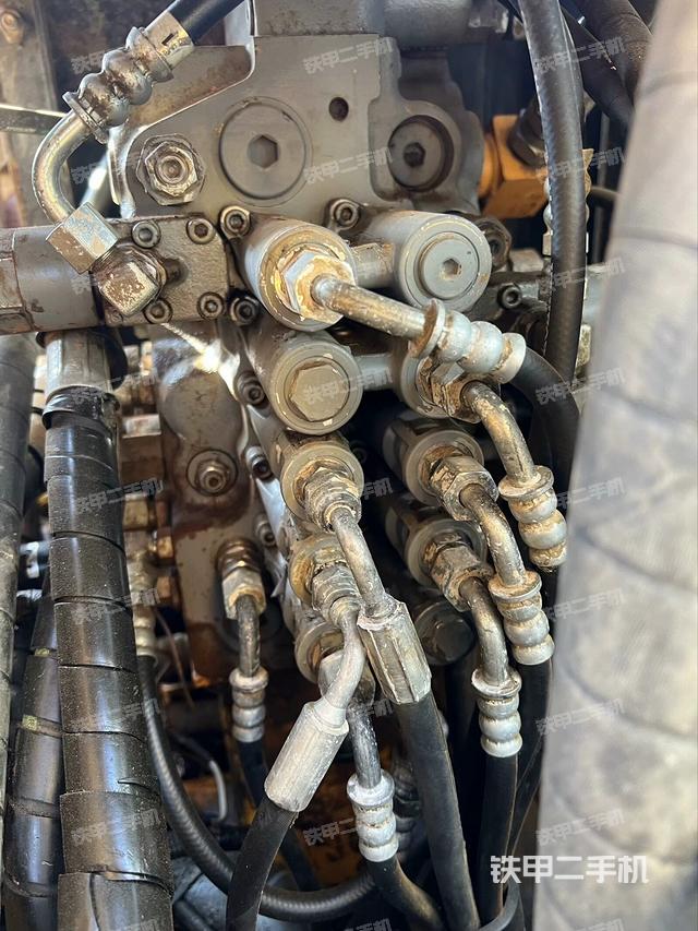 回转马达和主控阀（整机外观）