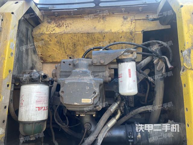 液压泵舱室正面整体（整机外观）