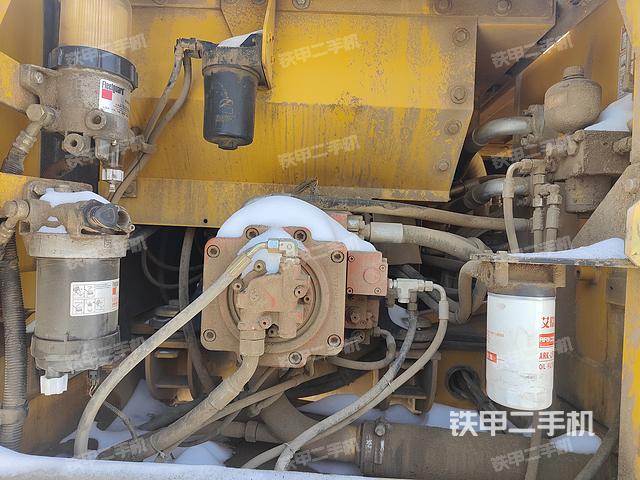 液压泵舱室正面整体（整机外观）