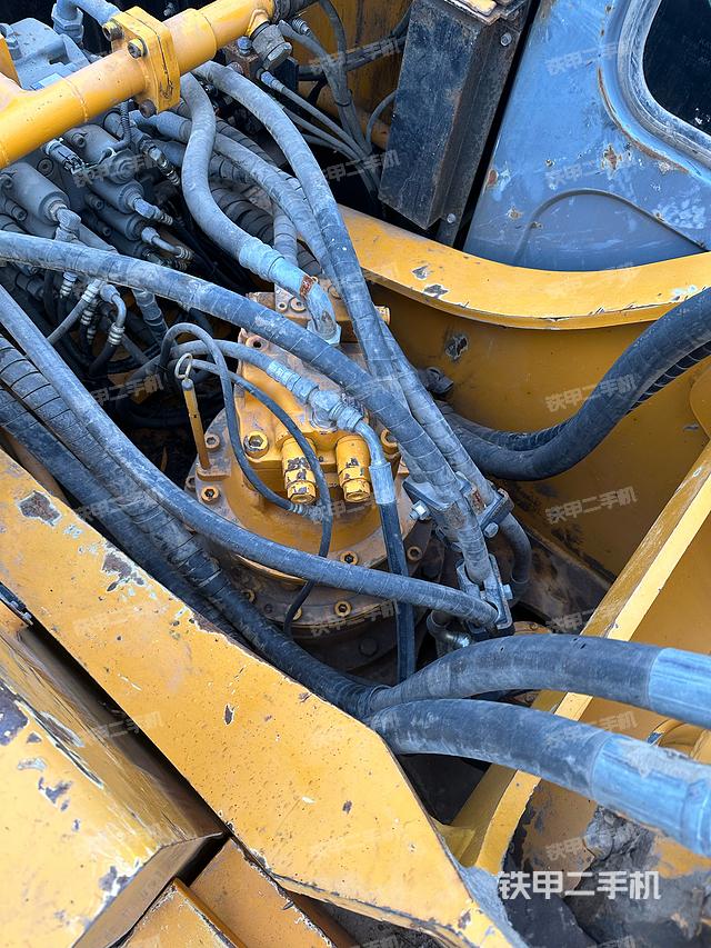 回转马达和主控阀（整机外观）