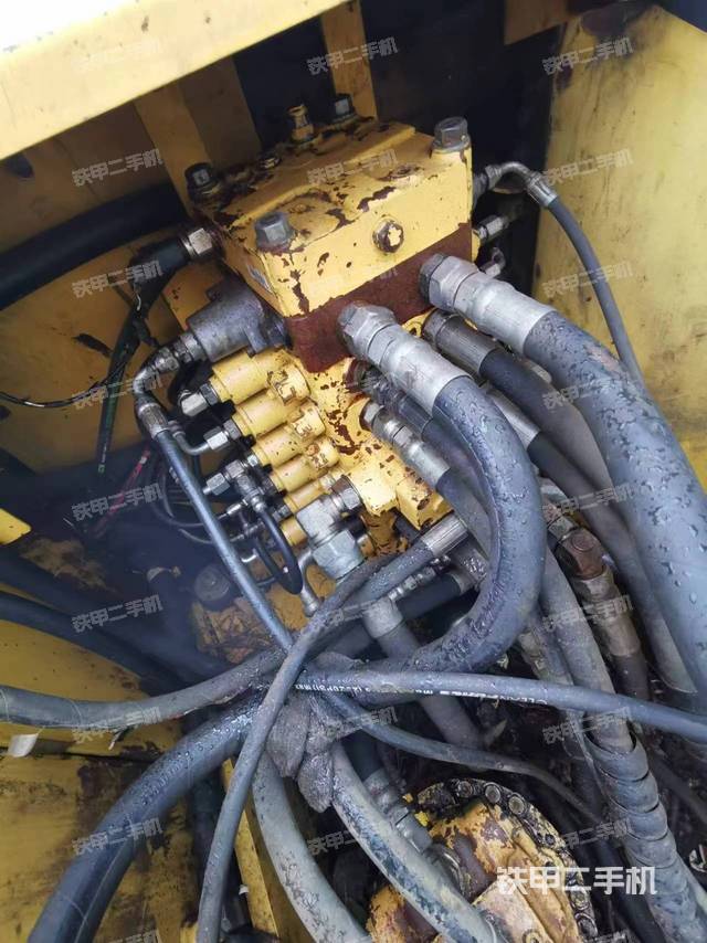 回转马达和主控阀（整机外观）