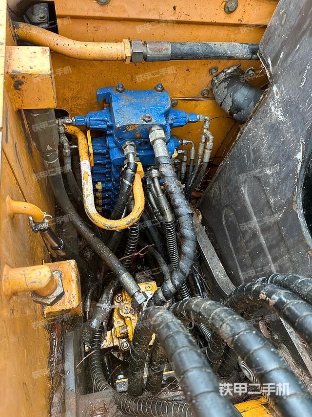 回转马达和主控阀（整机外观）