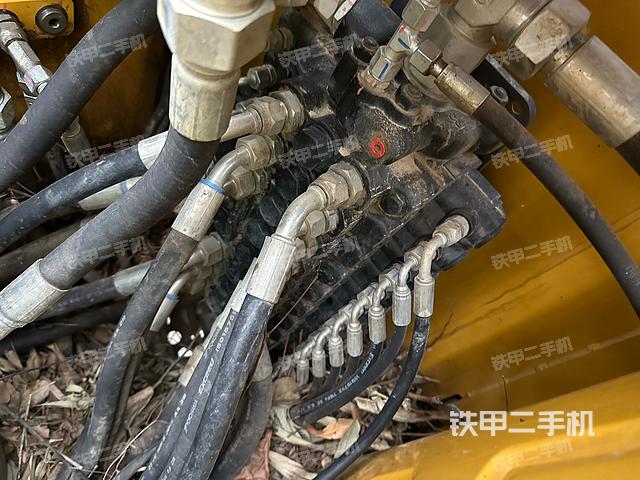 回转马达和主控阀（整机外观）