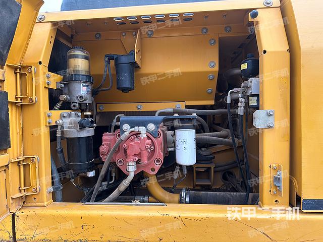 液压泵舱室正面整体（整机外观）