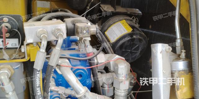 液压泵舱室正面整体（整机外观）