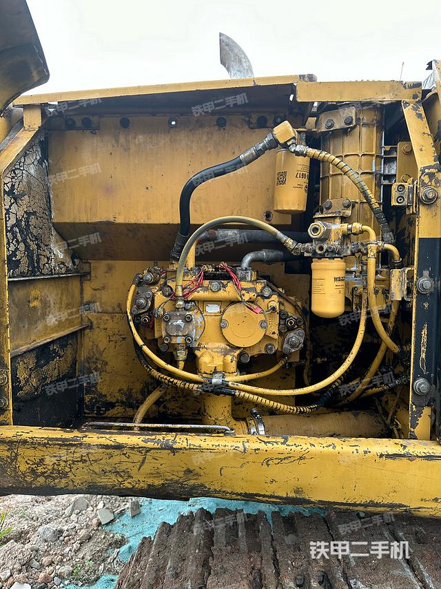 液压泵舱室正面整体（整机外观）