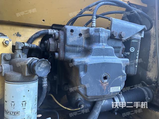 液压泵舱室正面整体（整机外观）