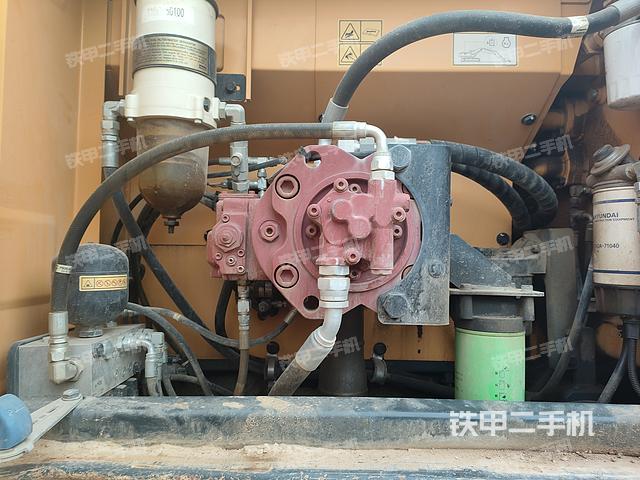 液壓泵艙室正面整體（整機外觀）