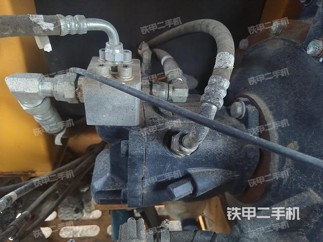 液压泵舱室正面整体（整机外观）