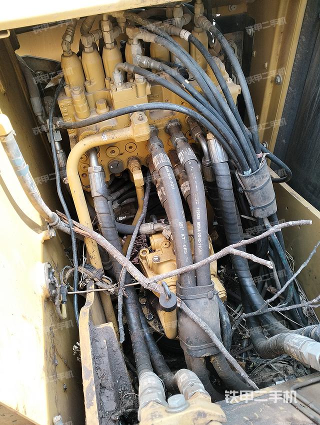 回转马达和主控阀（整机外观）