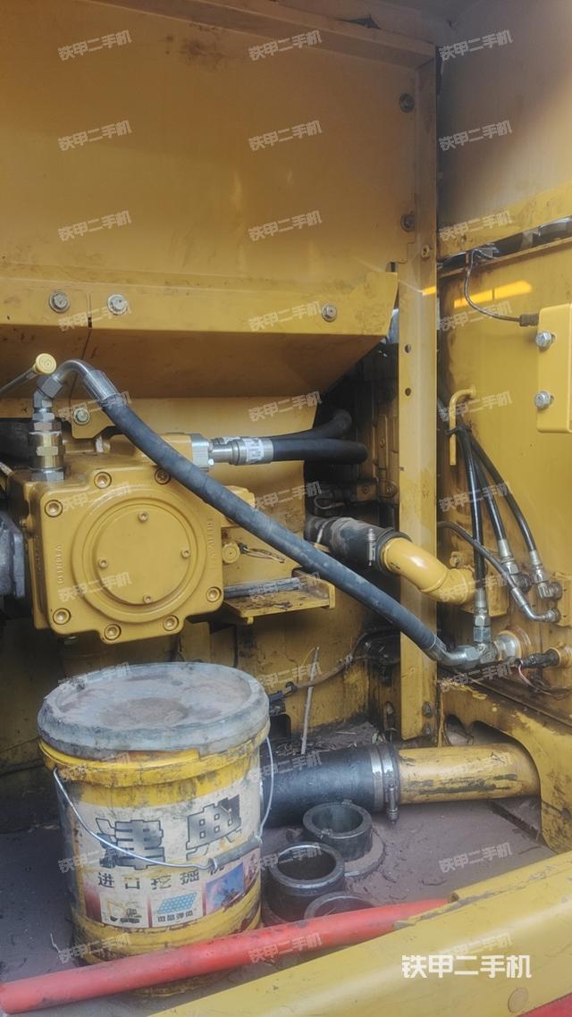 液压泵舱室正面整体（整机外观）