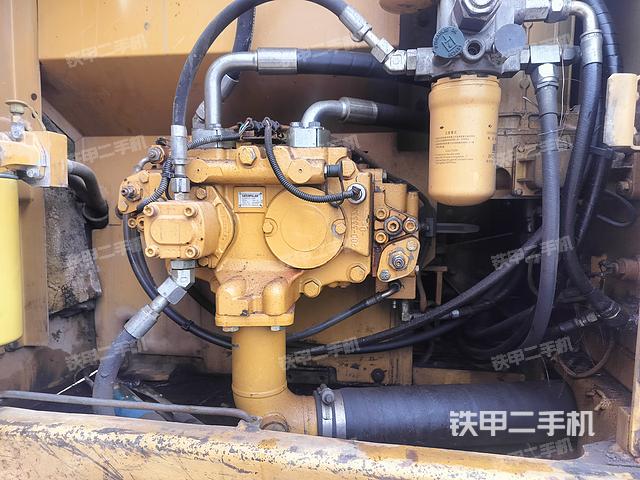 液压泵舱室正面整体（整机外观）