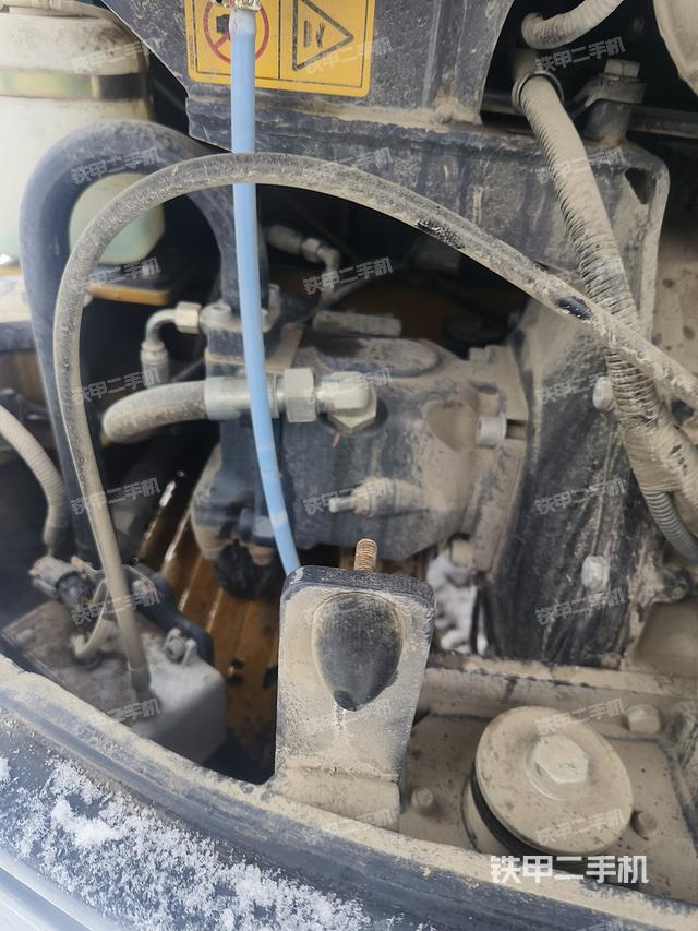 液压泵舱室正面整体（整机外观）