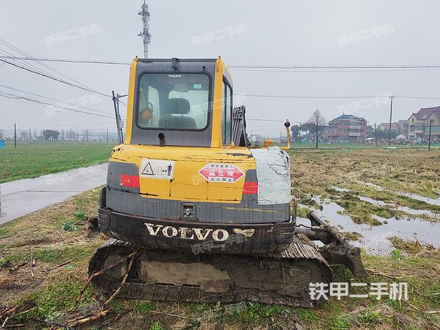 液压泵舱室正面整体（整机外观）