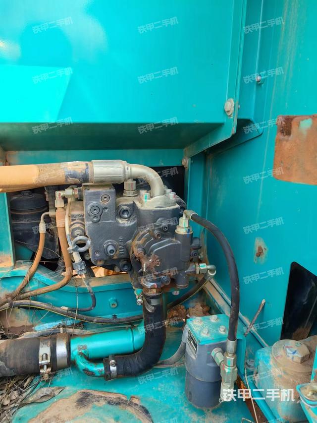 液压泵舱室正面整体（整机外观）