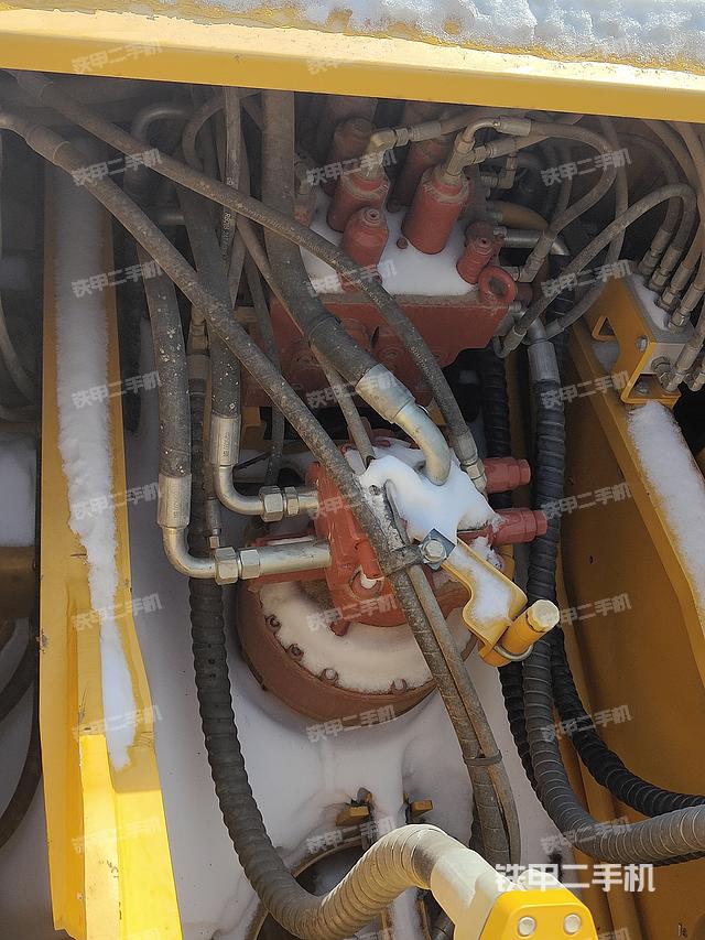 回转马达和主控阀（整机外观）