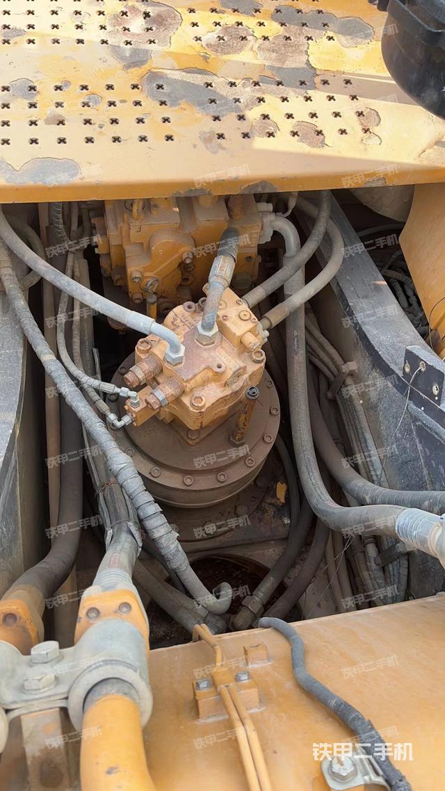 回转马达和主控阀（整机外观）