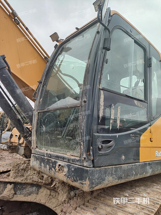 駕駛室整體（整機外觀）