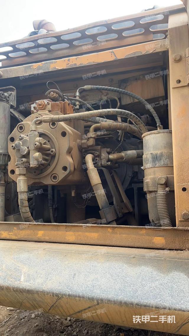 液压泵舱室正面整体（整机外观）