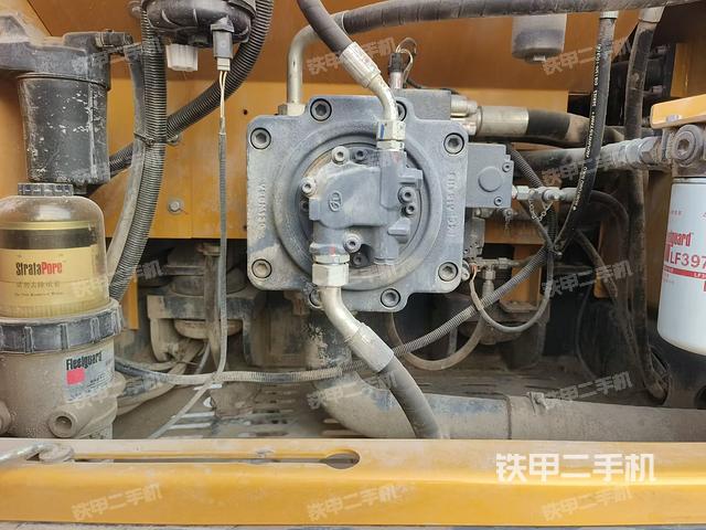 液压泵舱室正面整体（整机外观）