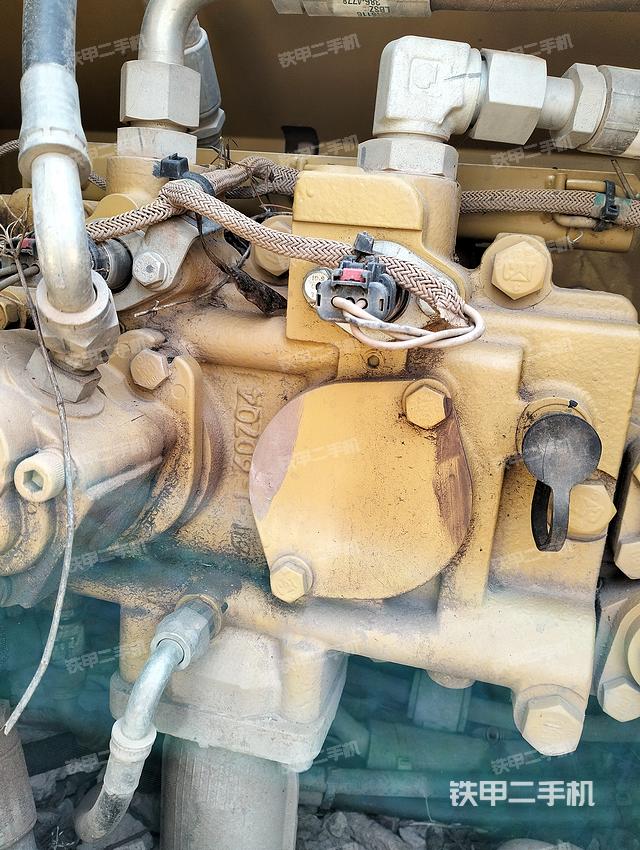 液压泵舱室正面整体（整机外观）