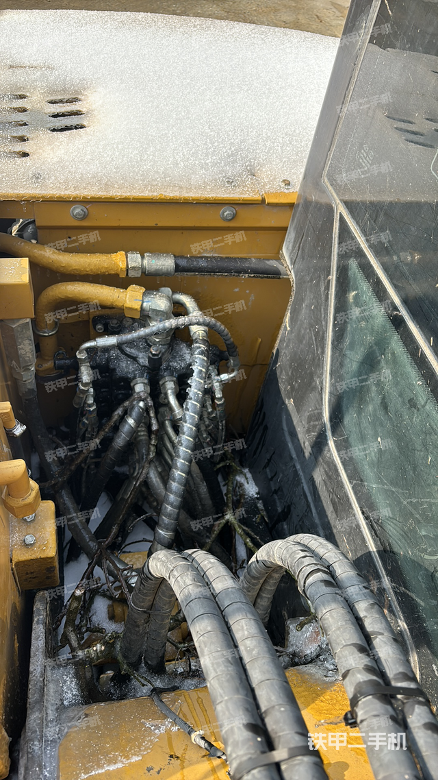 回转马达和主控阀（整机外观）