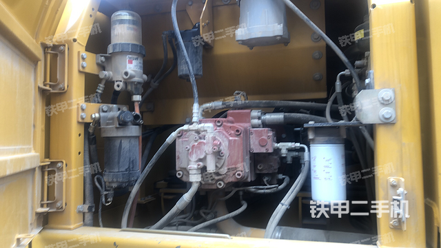 液压泵舱室正面整体（整机外观）