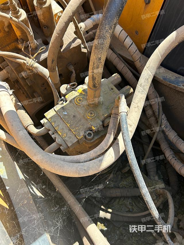 回转马达和主控阀（整机外观）