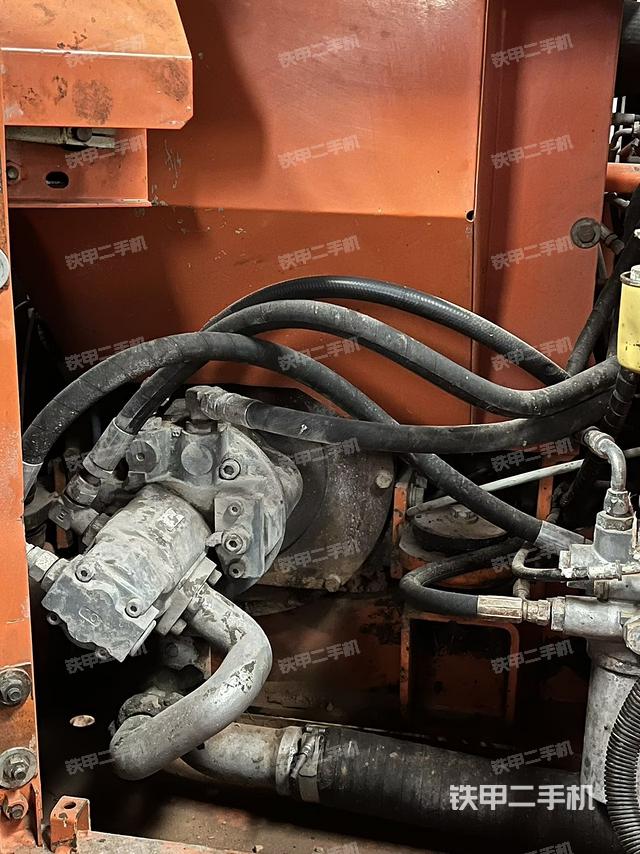 液压泵舱室正面整体（整机外观）