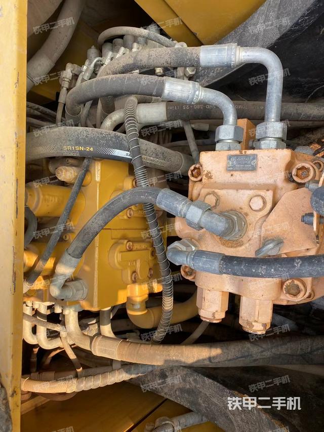 回转马达和主控阀（整机外观）