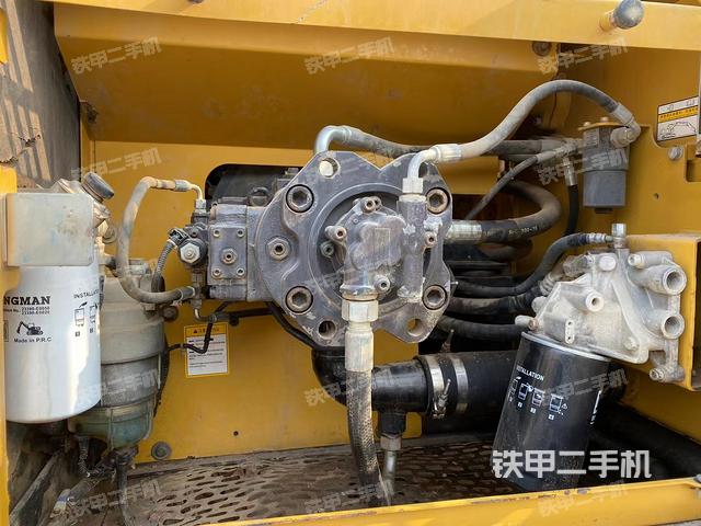 液压泵舱室正面整体（整机外观）